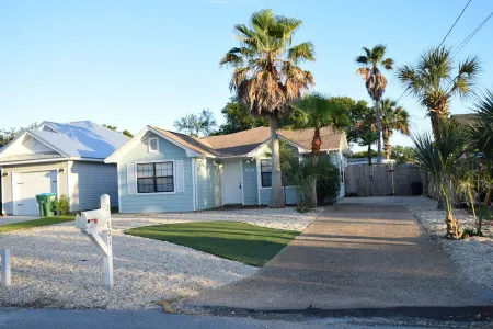 Private Pool, Walk to Beach 🏖️, Bright Sun Room, Quiet West End