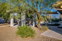 Modern Vegas Hot Tub Retreat • Pet Friendly • Near Strip • 10% Off January - วิลล่า