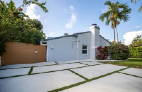 DIAMOND ESTATES: MIAMI - 6 QUEEN, 3 FULL BATH, POOL, BAR ROOM, BALCONY