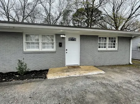 Apt. near Downtown Greenville (2BR/1BA, 3 beds) Отели в г. Данин