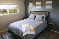 Over the Oaks - Great View - Whole Home - Stylish Boulderdash Indoor Rock Climbing 주변 호텔