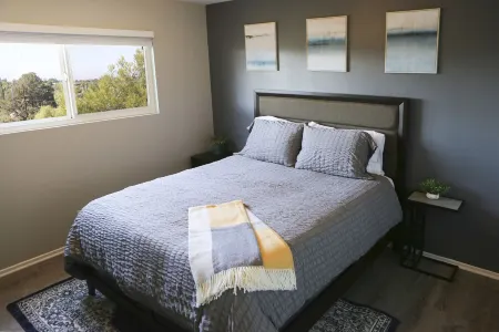 Over the Oaks - Great View - Whole Home - Stylish Отели рядом с достопримечательностью «Лейк Шервуд»