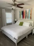 Boardwalk Beach Bungalow!10 minutes to Wrightsville Beach. Minutes to downtown. 노스캐롤라이나 대학 - 윌밍턴 주변 호텔
