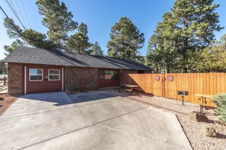 Beaver Street Stone Lodge w/AC, Fully Fenced Yard, W/D, 3 Smart TVs, Speedy WiFi