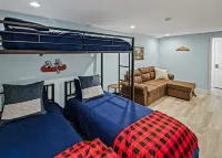 Newly Remodeled, Sleeps 12, Quiet neighborhood near it ALL, Pet Friendly