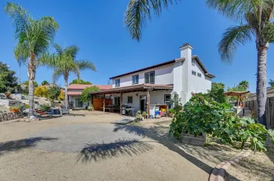 Cozy and quiet 6-bedroom retreat close to outlet mall shopping and more! 鄰近聖迭戈奧特萊斯名品工廠店購物中心的酒店