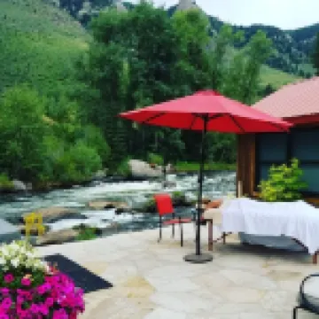 Minturn River Cabin with Hot Tub and NEW Air Conditioning