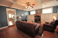 Romantic Historic Cottage in the Ozarks! Hotels in Ozark