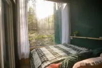 40-Foot Container Cabin in the Catskills Hotels in Saugerties