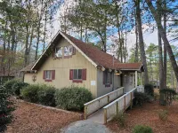 Beautiful family friendly 4 bedroom Resort Chalet with Fireplace
