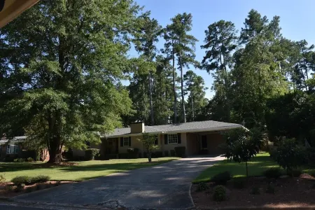 A cozy single family home located right in the center of Augusta!