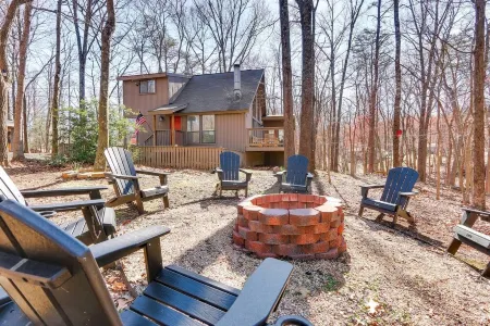 Two King Beds, Cozy Chalet Style Cabin in the Woods Resort, Lvl 1 EV