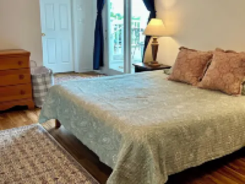 Escape to Our Spacious & Serene 3-Bedroom Home with Stunning Bay Views. Hotels in Milford