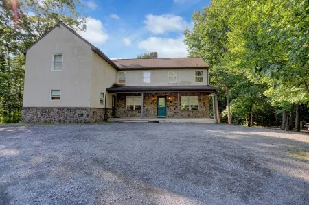 Quiet mountain home in Juniata County Отели в г. Juniata County
