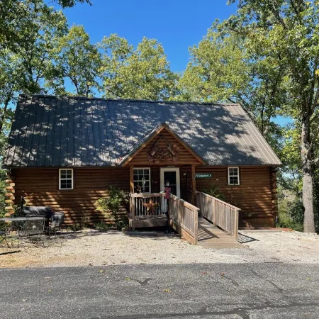 Trails End Cabin- 10 Min- Silver Dollar City; 15 Min- Branson; New Tiled Showers