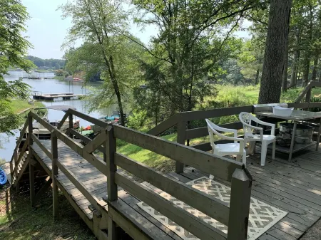 Lakehouse property with private pool + bonus space sleeps 14 Отели в г. Крил Спрингс