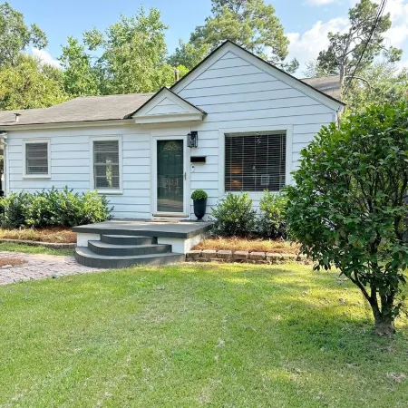 The Velvet Crush Cottage located in the heart of Monroe