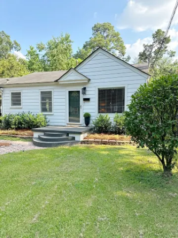 The Velvet Crush Cottage located in the heart of Monroe