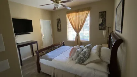 Private access, private room, private bathroom Отели рядом с Litchfield