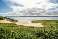 The Birdhouse - a luxurious cottage with log burner in the Highlands