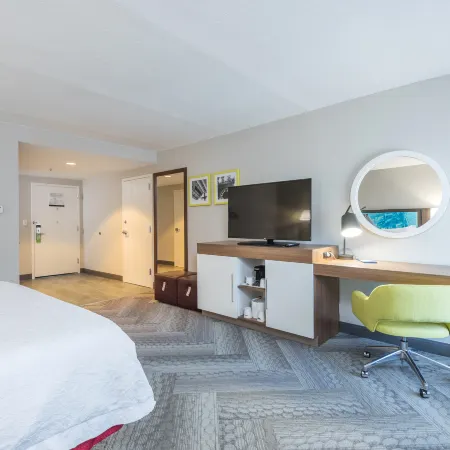 Hampton Inn Tampa-Veterans Expwy (Airport North) Отели рядом с достопримечательностью «Зоопарк Лоури»
