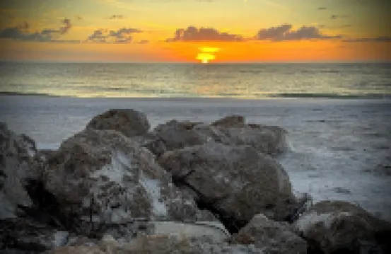 Beachfront Studio right on the Sand! Ground Floor Newly Remodeled, Gulf View - M