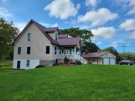 Amish Built 3-bed Farmhouse with high-end Modern upgrades.  5-min to Medina, NY. Отели в г. Риджуэй
