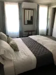 Lovely 2 queen size bedroom apt one block from Rough Draft and Uptown Kingston