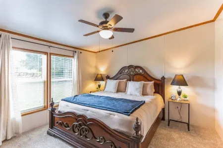 1 mile to Strasburg RR+King Bed