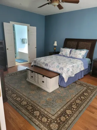 Cozy Eagle Creek retreat