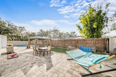 Ultimate Vacation Spot: Pool, Mini Golf & Hammock!