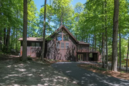 Chalet Crystal Mountain - 6 Bedroom - 3 Bath Log Cabin