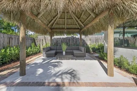 Gorgeous 3B/2B Private Heated Pool mins from the beach