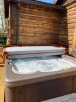 Renovated 1865 Log Cabin, Hot Tub and Bunkhouse Near Red Lodge, the Pass , Ynp - シャレー