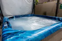 Honeysuckle lodge - sleeps 4/5 with wood burner and private hot tub