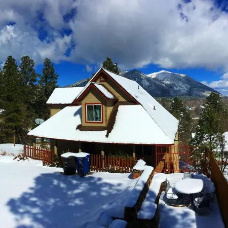 Mountain View Retreat Close to Downtown Flagstaff, Big Deck, Trails Nearby!