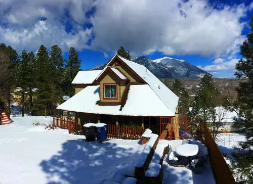 Mountain View Retreat Close to Downtown Flagstaff, Big Deck, Trails Nearby!