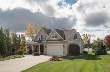 Beautiful Waterfront Property Отели рядом с достопримечательностью «Парк штата Петоски»