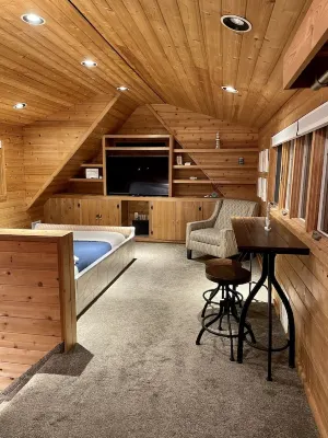 Private Waterfront Loft, Minutes to the Beach