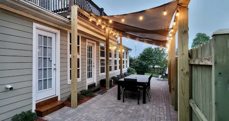 Modern cottage w/sauna, fire pit, outdoor dining, pool table, & sunroom