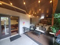 Great Sandy apartment with hot tub and pool table!