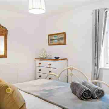 Private garden & central location  within 5 min walk of town Rooms
