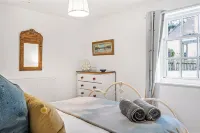 Private garden & central location  within 5 min walk of town