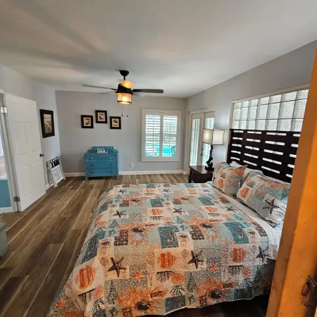 Waterfront Mid Century Cottage w/Pool and Spa- Close to beaches - Sleeps 9