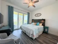 400ft to private beach. Riverfront,dock,pool,kayaks Elevator, 1.6 acres