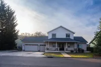 Xenia Retreat- North Roseburg Area Family Retreat with Seasonal Pool Hotels in Roseburg North