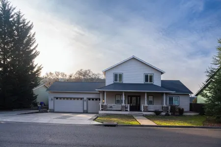 Xenia Retreat- North Roseburg Area Family Retreat with Seasonal Pool