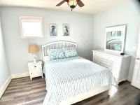 First Floor King Suite, Kids Bunk Room ~ Private Beach & Community Pool Access! - WiFi