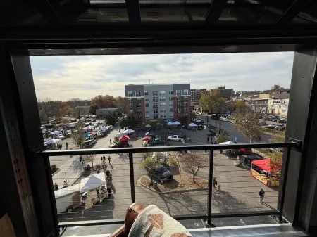 Newly Remodeled BOHO Condo - 1 Block to Mass Street! Отели в г. Дуглас