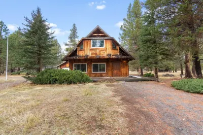 Modern & Beautiful Cabin w/Hot Tub<br>Serene location and comfortable stay Hotels near LaPine State Park